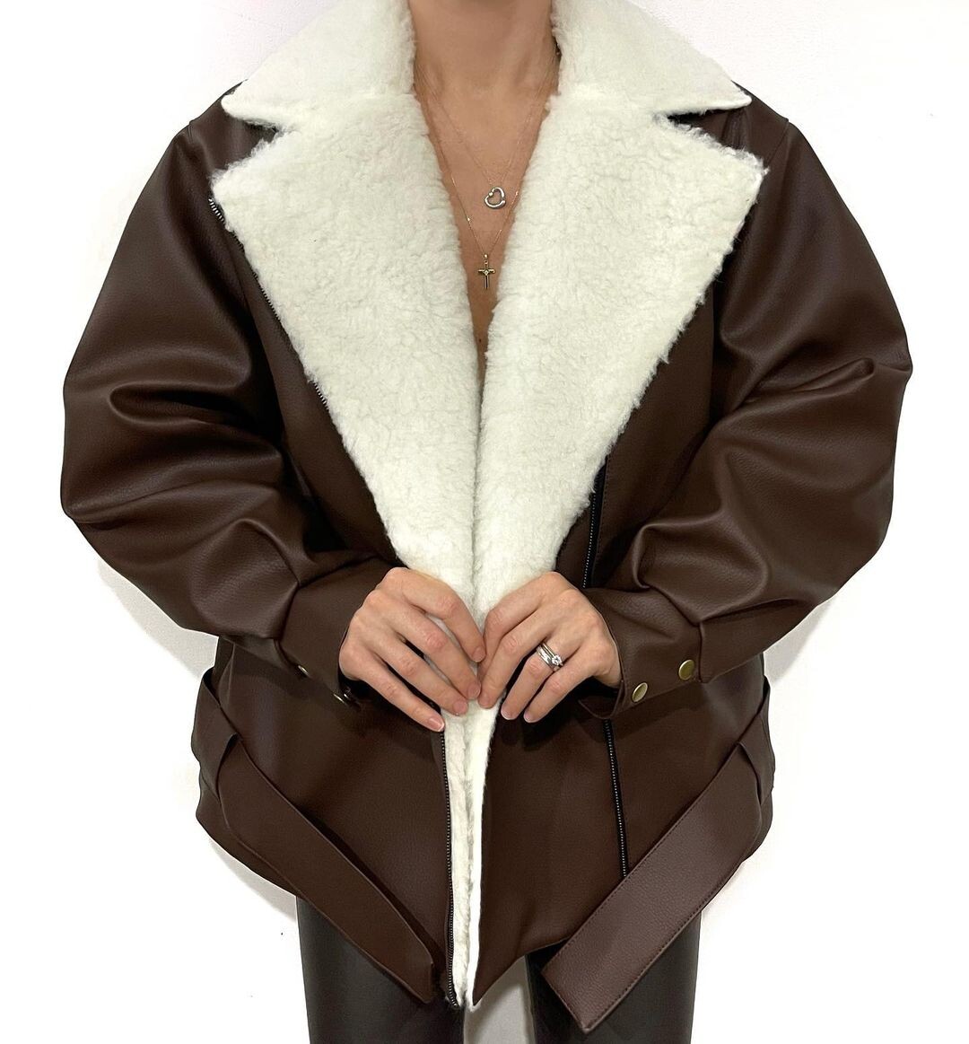 Шоколадная куртка пилот с воротом из натуральной шерсти овечки